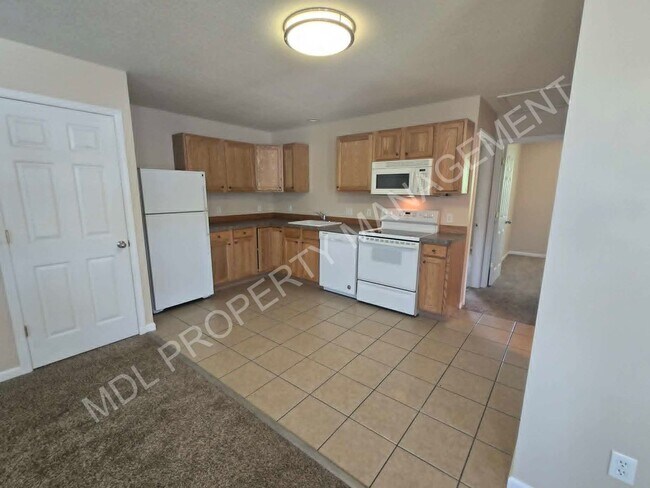 Building Photo - 4-Bedroom Duplex in Midland