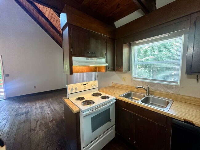 Building Photo - 400 Lindsay Rd