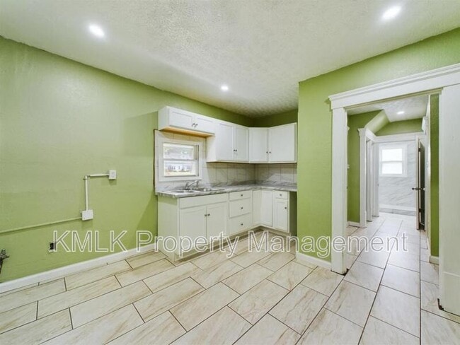 Building Photo - 187 W Long St