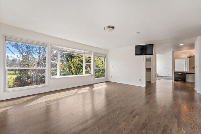 Building Photo - 4-Bedroom Luxury Home for Rent by Portland...