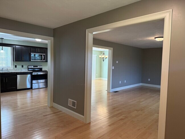 Building Photo - 10 Shamrock Ln