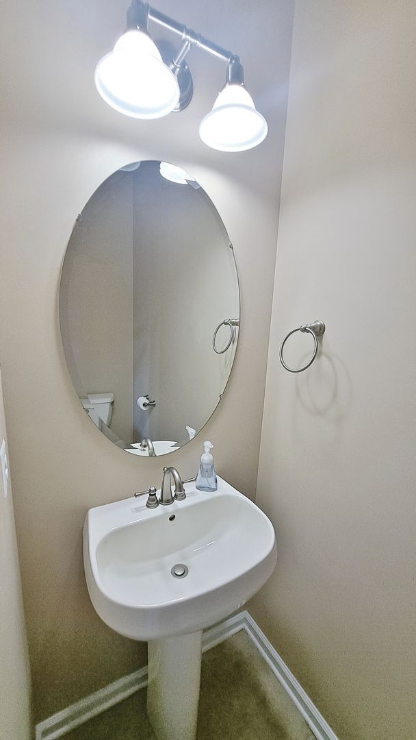 Building Photo - 3 Bed / 2-1/2 Bath Single Family Townhome ...