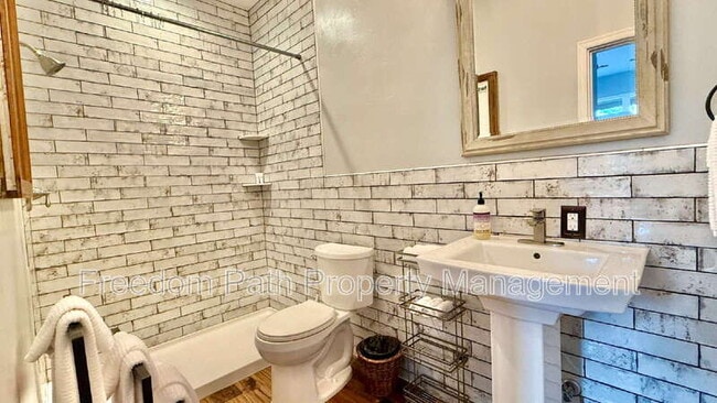 Building Photo - 543 S 9th St