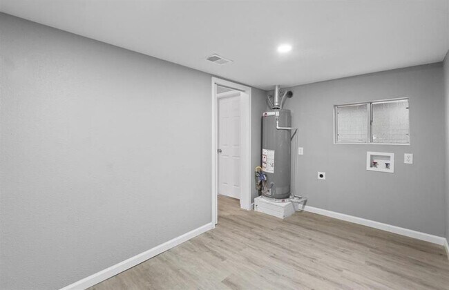 Building Photo - 1301 Roosevelt St