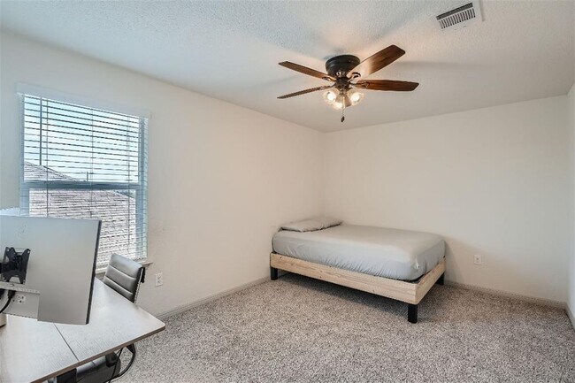 Building Photo - 124 Marienfeld Ln
