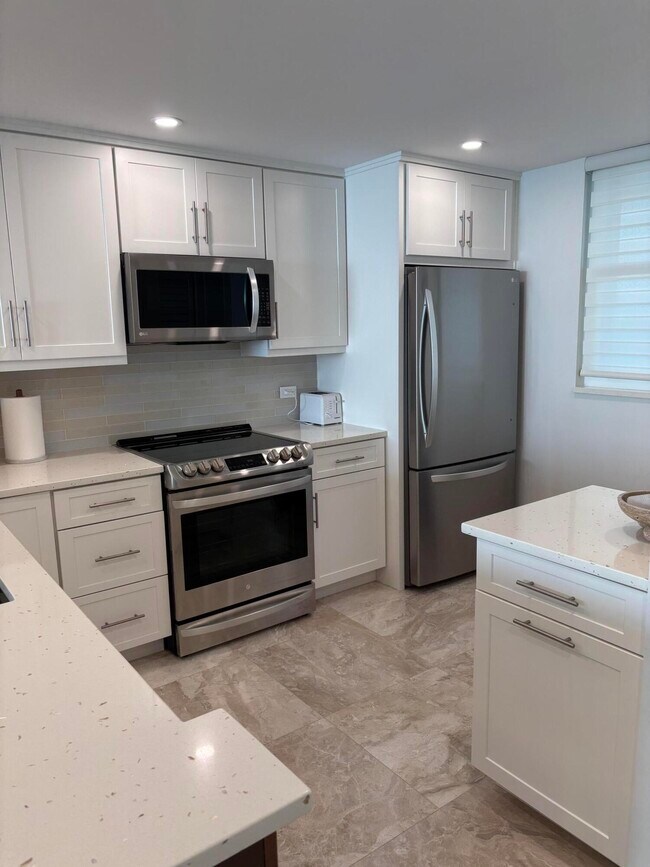 Building Photo - 9940 S Ocean Dr