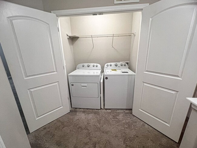 Building Photo - Lovely 2 bedroom 2 1/2 bathroom Townhome in Northeast Greensboro!