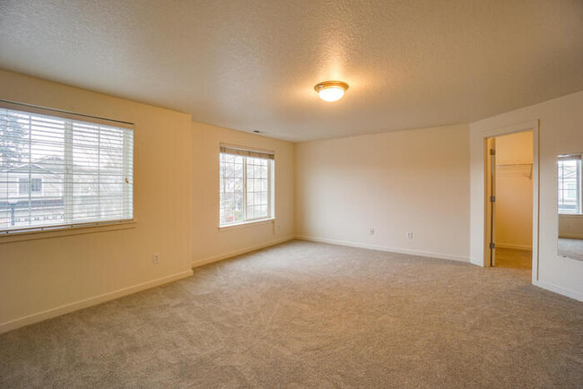 Building Photo - THREE BEDROOM NEAR VANCOUVER MALL