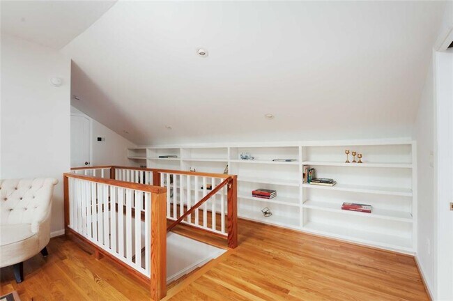 Building Photo - 102 Mockingbird Ln
