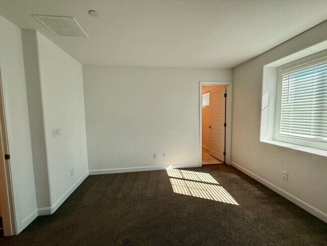 Building Photo - 3 BED 2.5 BATH 2 CAR GARAGE TOWNHOUSE w/ P...