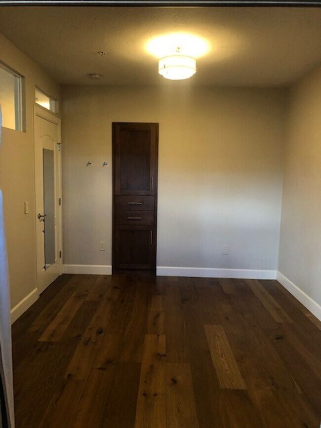 Building Photo - Stunning-Updated-Unfurnished Condo @ Hyde Park Place!