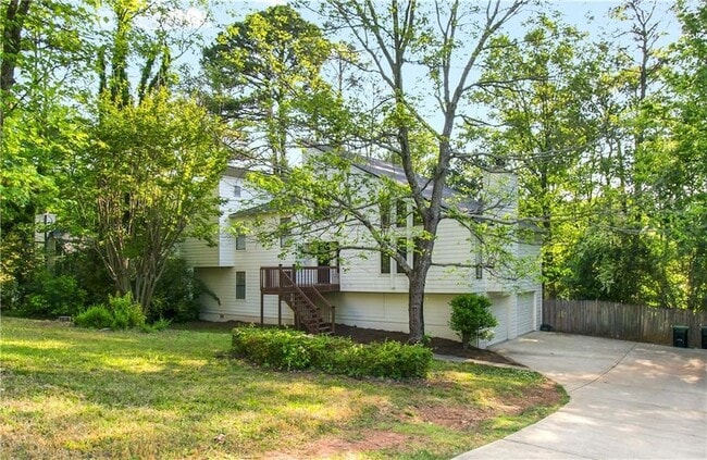 Building Photo - 3950 Lookout Point Dr