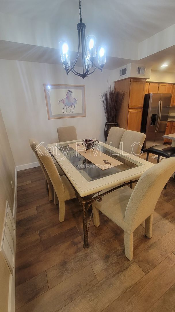 Building Photo - 9708 E Vía Linda