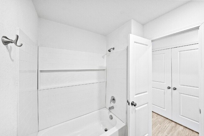 Building Photo - UP TO 1 MONTH FREE RENT!!! No Stairs, No Carpet, No Compromises.