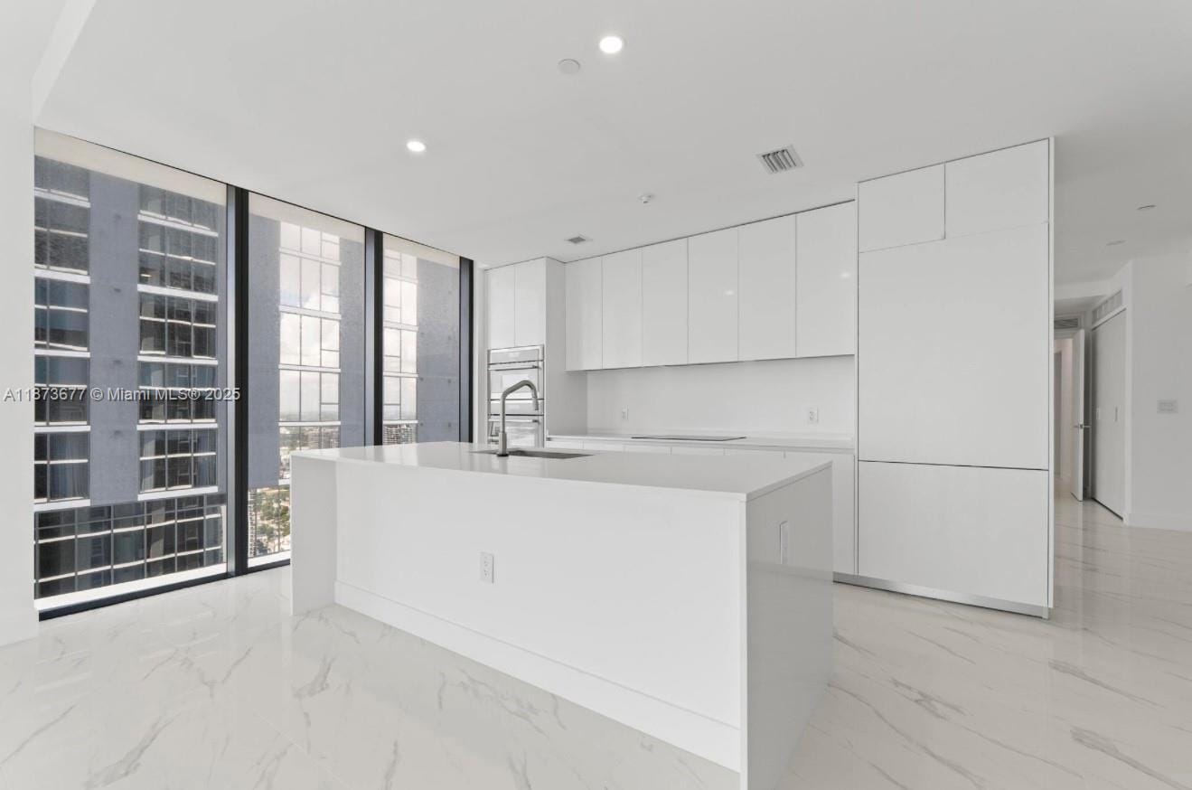 Building Photo - 700 NE 24th St