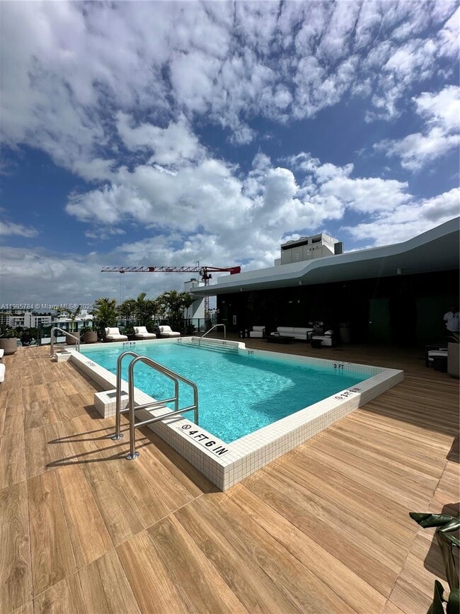 Building Photo - 9901 E Bay Harbor Dr