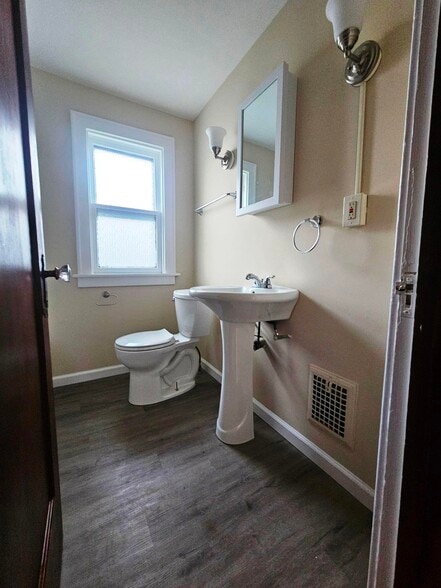 Building Photo - 536 Winspear Ave