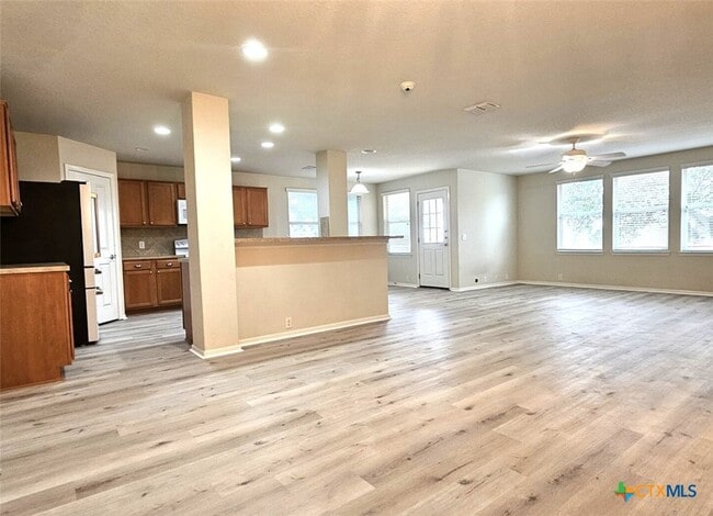 Building Photo - 5509 Columbia Dr