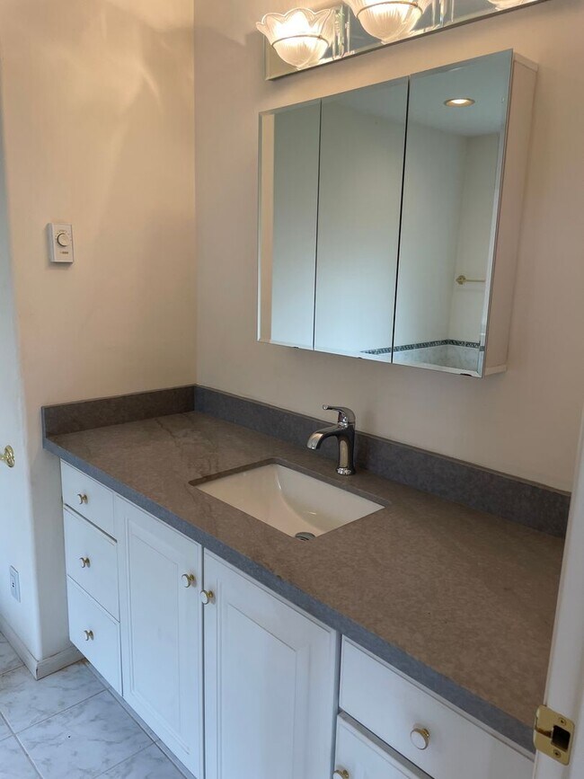 Building Photo - Single Level Useless Bay Home with Bonus Room!