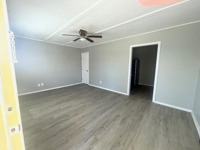 Building Photo - ADORABLE 2 BEDROOM DUPLEX FOR LEASE