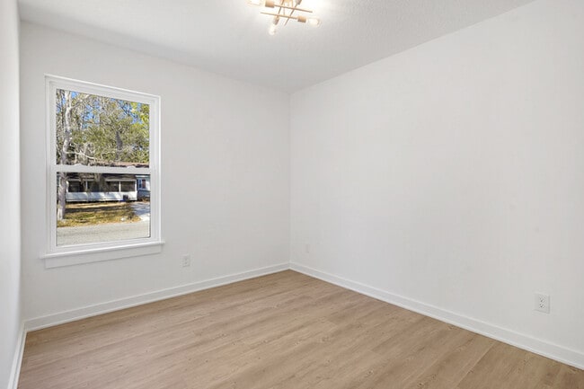 Building Photo - 988 W 9th St