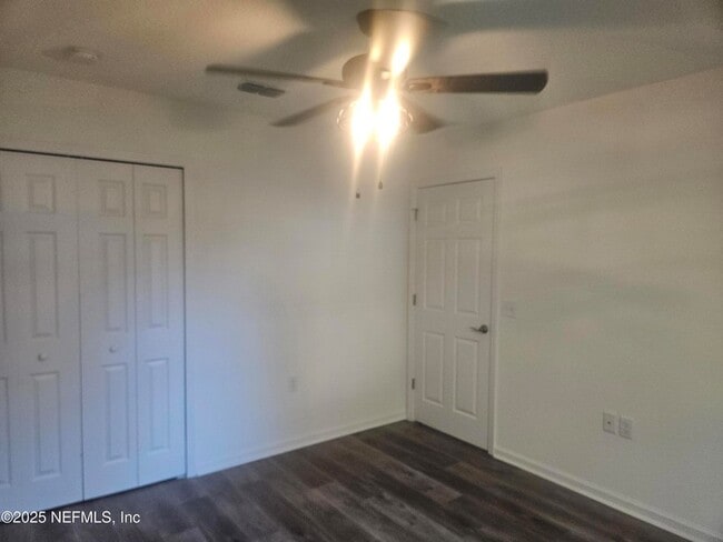 Building Photo - 840 W 10th St