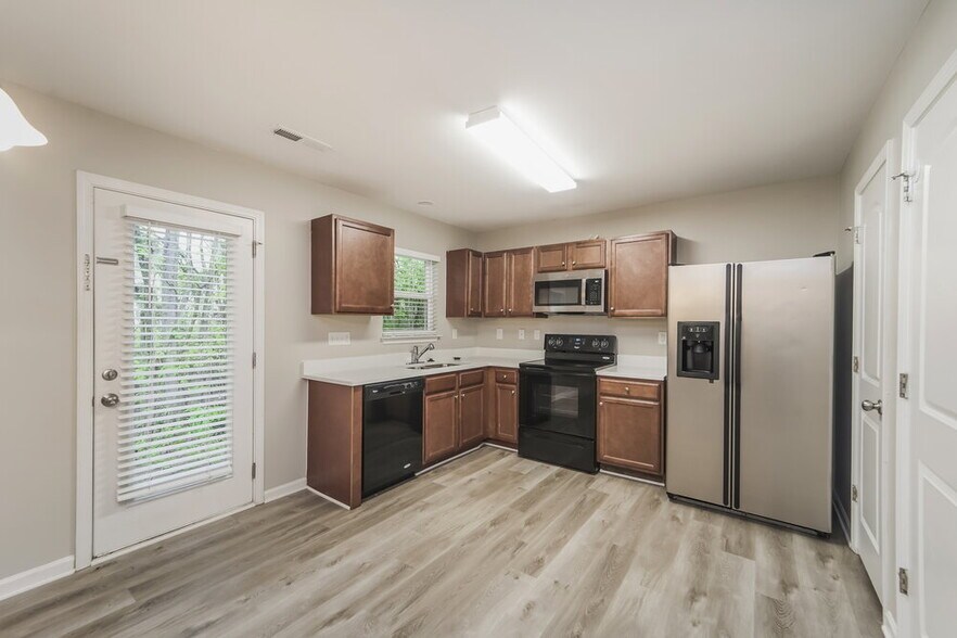Building Photo - 8412 4 Sisters Ln