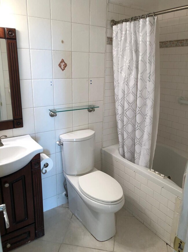 Building Photo - 21911 Lake Forest Cir