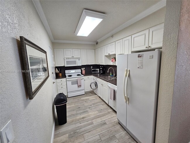 Building Photo - 2501 S Ocean Dr