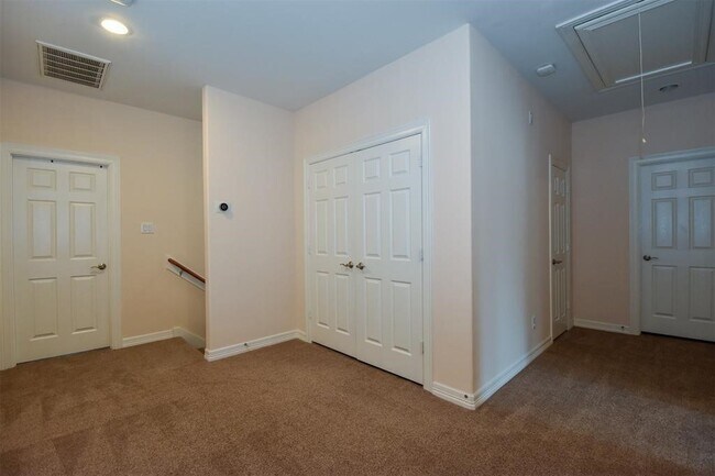 Building Photo - 815 Garden Rose Ln