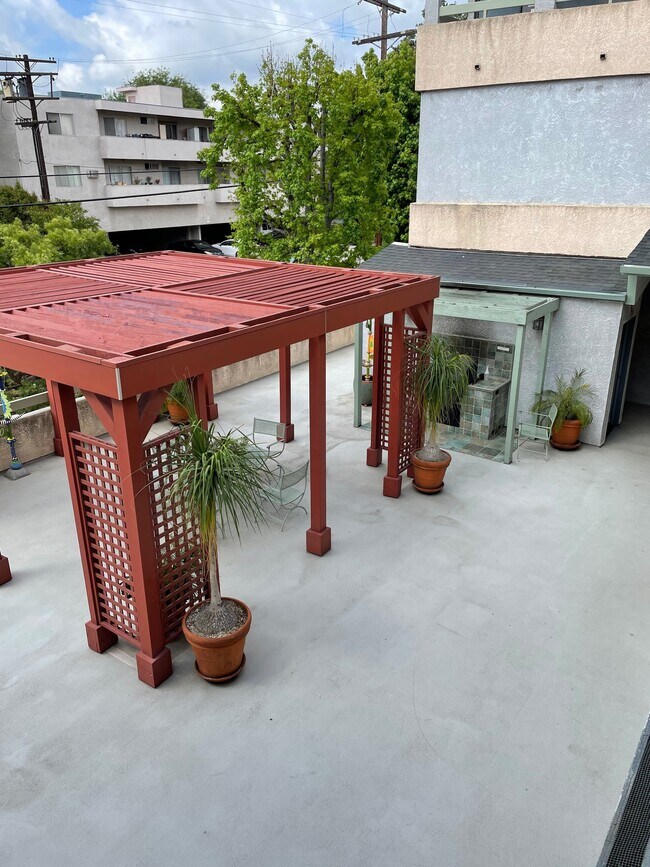 Building Photo - 11247 La Maida St