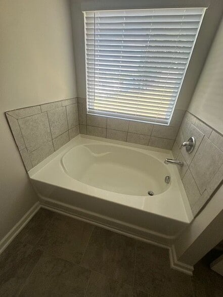 Building Photo - 3574 Saratoga Cir