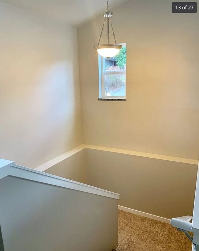 Building Photo - Charming 7 bedroom, 3 bath home available in August!