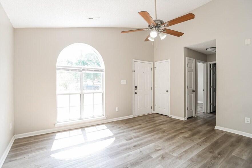 Building Photo - 910 Milkfarm Ct