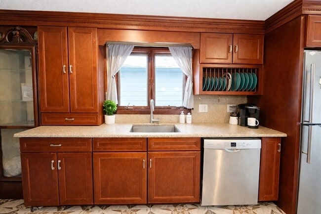 Building Photo - 183 Forest St