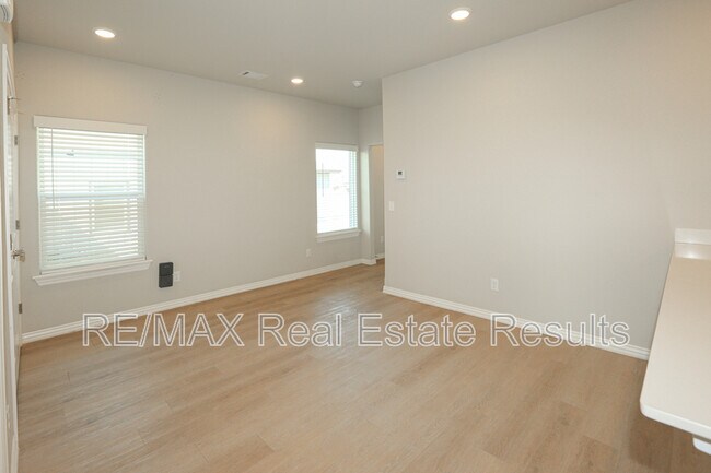 Building Photo - 1405 SW Poigai Wy