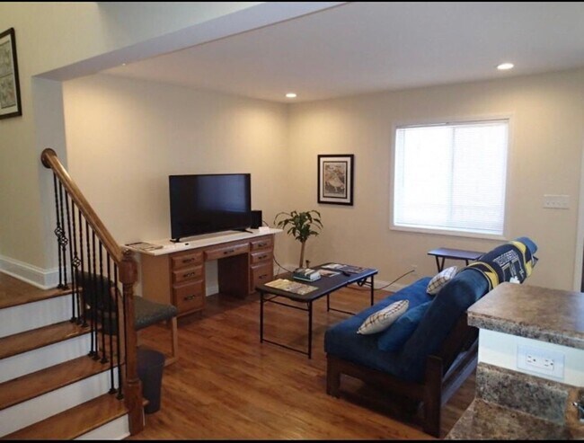 Building Photo - 4 bd, 3.5 ba Foxfire condo, just south of MU campus, w/d, 1 car garage, near Green Meadows and Pr...