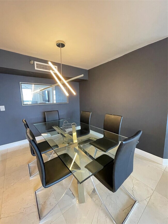 Building Photo - 19101 NE 36th Pl