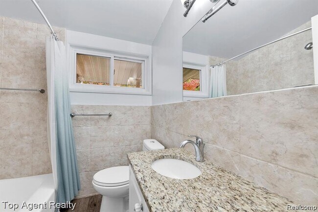 Building Photo - 881 Brooklawn Dr