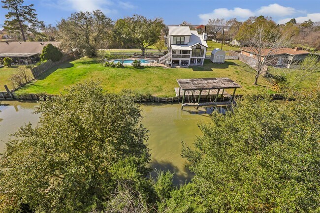 Building Photo - 205 Rue Orleans St