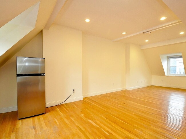 Building Photo - "Charming 1-Bedroom Apartment with Granite...