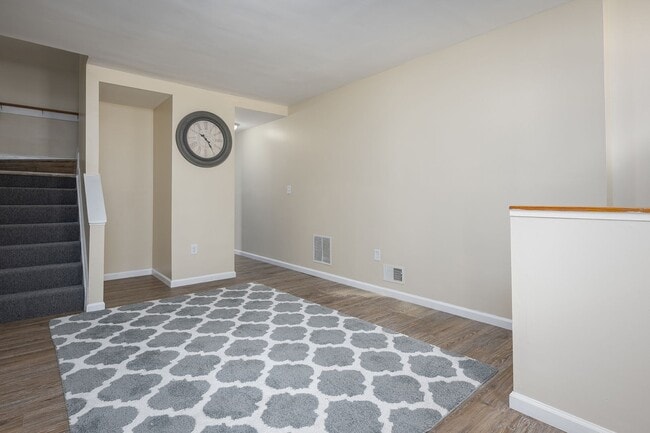 Building Photo - Beautifully renovated 4 BR/ 2 BA