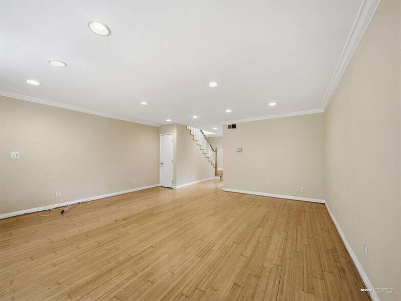 Building Photo - 4610 Densmore Ave