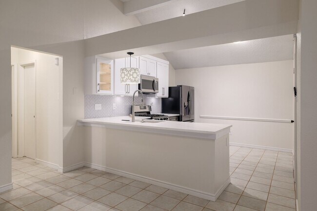 Building Photo - Freshly Renovated! Great Location! Such a sweet home