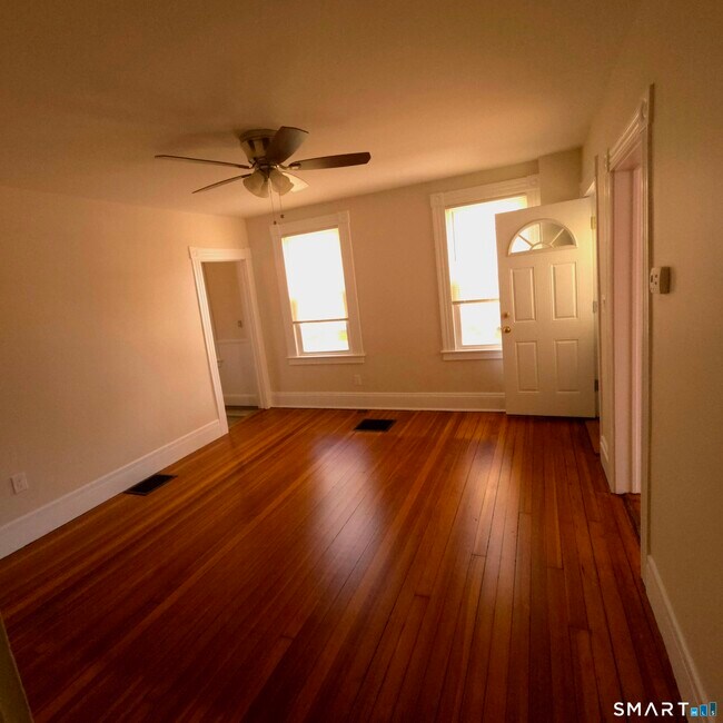 Building Photo - 27 Maple St