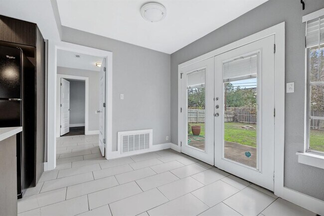 Building Photo - 3910 Hillside Dr