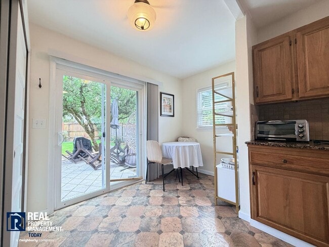 Building Photo - Fully Furnished North Tacoma Home Near Ruston Way & Stadium District!