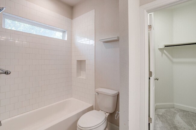 Building Photo - Short Term Rental- 4 Bed, 2 Bath Home Near TCU-  76109