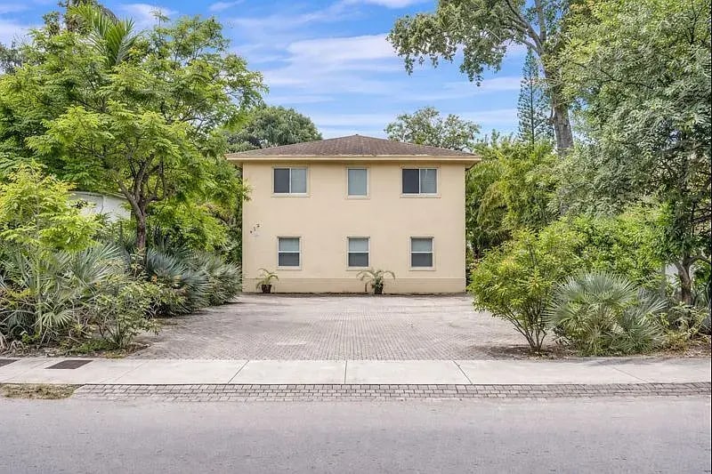 Building Photo - 420 SE 18th Ct