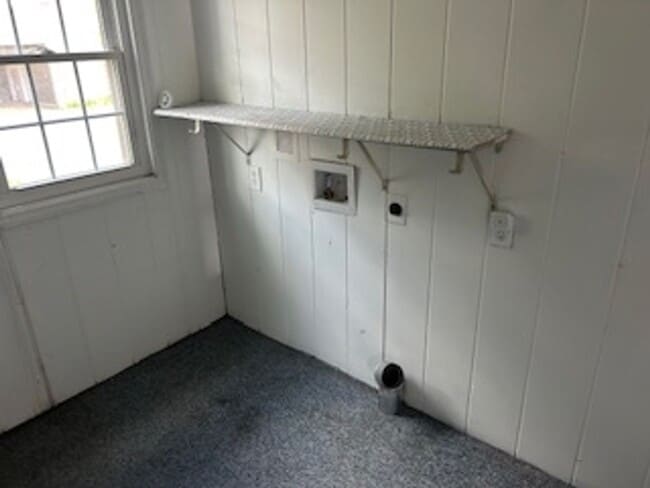 Building Photo - Quiet Downtown property